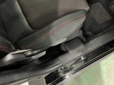 痛みの出やすい運転席シートの角、フロアマット、座面、ともに良好です