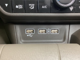 エアコン操作パネルの下に、スマートフォンなどの充電可能なUSB端子が2個、音源などの外部入力の可能なUSB端子が1個ついています。移動中に充電もできるので便利です。