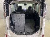 後部座席は分割でシートを倒すことができます。大きな荷物、ゴルフバックも積めます。上質で広々とした室内だから、みんなが心地よく車内で快適に過ごせます♪