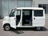 両面スライドドアとなっております!狭い場所に駐車した時に安心して横にスライドして乗り降りできますよ!
