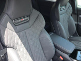 Audi正規ディーラーが高品質をお約束。高度な訓練・教育を受けたAudi専任メカニックが、100項目にもおよぶ精密な点検を実施。すべてクリアしたAudi車だけ、あなたのお手元に届けられるのです