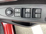 ドアミラー調整スイッチとパワーウィンドウスイッチを運転席ドアに集中させています