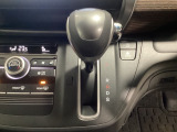 CVT車のセレクトレバーです。低速から高速まで、変速ショックのないスムーズな走りを実現するとともに、エンジン効率のよい領域を維持することで燃費にも貢献します。