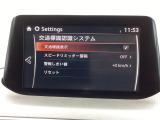 TSRは、走行中にフォワードセンシングカメラ  またはナビゲーションシステムが認識した交通標識を、アクティブ・ドライビング・ディスプレイおよびメーターに表示することで、安全運転を支援するシステムです。