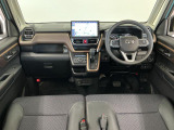 【インパネ】運転のしやすさを最優先に設計された見晴らしの良いフロントビュー。車両間隔が掴みやすく狭い道でも安心♪「安全」と「品質」を最優先に、安心してお乗りいただけるクルマを提供いたします。
