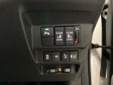 【両側パワースライドドア】です。リモコンや運転席のスイッチ操作で楽々自動開閉。