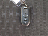 電子キーをポケットやカバンに入れているだけで、ドアの開錠・施錠が行えます。荷物を抱えていてもラクラク開閉です。エンジン始動も行えます。