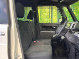 運転席まわりには十分なスペースがあり、大柄な方でもゆったり運転していただける環境です。