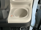 【ホッとカップホルダー】ホットドリンクをちょうどいい温度でキープしてくれる保温機能付きのカップホルダーです。冬の寒い日でも快適なドライブを♪