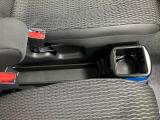 運転席と助手席の間には、カップホルダーも装備して、ドリンクを飲みながら、ドライブを楽しめます。