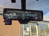 後方をカメラで映しだす機能が付いたスマートルームミラー!ルームミラーの下のレバーを変えるだけで、後席に大きな荷物が乗っていても、後方をカメラを確認できる便利機能!。