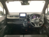 【前方視界】開放的な前方視界!運転がしやすく疲れにくいです♪窓が大きく、見通しがとっても良いおクルマですよ♪