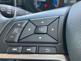 左側にオーデイオやナビのコントロールができるスイッチ、運転中は手を放さず手元で操作可能なんです!
