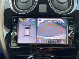 上からまる見え!アラウンドビューモニターの画像です。純正ナビに映してあります。お車を真上から見たような映像をミラーやナビ画面に映し出す事によって、車両の周囲を確認し、駐車時や発進時の運転をサポート。
