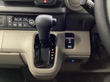 スマートな電子制御式パーキングブレーキに加え、渋滞時などでブレーキペダルから足を離しても停車を維持するオートブレーキホールド機能により、運転がより快適になります。