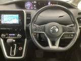 【ハンドル】運転にかかわる様々な操作を安全に行えるように視点移動が少なく操作性に配慮されたスイッチ類が凝縮されたコックピットです。