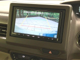 【バックカメラ】駐車時に後方がリアルタイム映像で確認できます。大型商業施設や立体駐車場での駐車時や、夜間のバック時に大活躍!運転スキルに関わらず、今や必須となった装備のひとつです!