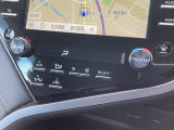 【オートエアコン】一度お好みの温度に設定すれば、車内の温度を検知し風量や温度を自動で調整。暑い&hellip;寒い&hellip;と何度もスイッチ操作をする必要はありません。快適な車内空間には必須の機能ですね♪