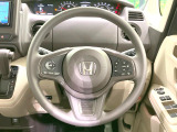 インテリアに合わせたデザインのステアリングは、運転される方のことも考え、運転しやすい形状、大きさです。是非一度、実際に触ってお確かめください。