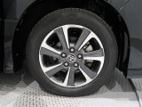 アルミホイールを装備、タイヤサイズは205/60R16です。