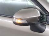 ターンレンズ付きドアミラーになっておりますので、歩行者や自転車の巻き込み防止に役立っております。