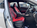 【専用スポーツシート】ホールド性に優れ、カーブ時の体が流れを抑制してくれます。また、体にフィットするから腰や背中が疲れにくく、ロングドライブや高速走行でも快適にお過ごしいただけます♪