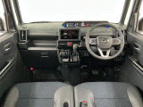 【インパネ】運転のしやすさを最優先に設計された見晴らしの良いフロントビュー。車両間隔が掴みやすく狭い道でも安心♪「安全」と「品質」を最優先に、安心してお乗りいただけるクルマを提供いたします。