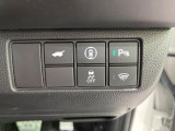 【パワーバックドア】スマートキーや運転席のボタンを押すだけでリアゲートが自動で開閉します!荷物を持っている時や、高い位置にあるバックドアを閉める際に便利な機能です♪