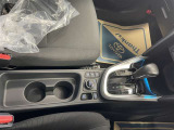 操作しやすいATシフトです♪シフトチェンジを気にしなくていいので運転だけに集中できますね!自然と手に届くところにある、手になじむ形状のシフトノブがいいですね♪