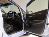 運転席・助手席ドアは開口範囲が広く、とても乗りやすいですよ!収納スペースもあります!