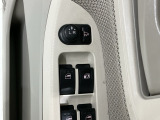 狭い駐車場で便利な電動格納ドアミラーが付いています。