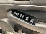 電動格納式リモコンドアミラーと、パワーウィンドウスイッチ等は運転席ドアにあります。