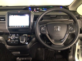 【ハンドル】運転にかかわる様々な操作を安全に行えるように視点移動が少なく操作性に配慮されたスイッチ類が凝縮されたコックピットです。