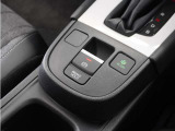 オートブレーキホールド機能付き電子パーキングブレーキ!ブレーキペダルを足から離しても停車状態を保ちます。アクセルを踏めば自動でブレーキが解除され、発進可能!