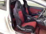 横Gによる運転姿勢のズレを抑えた、高いサポート性とフィット感を実現した専用シートです。