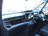★助手席周辺★ダッシュボードには豊富な収納BOXがありいつもすっきりとした車内!ほしい場所にちょうど良い収納を備えています。大きなフロントガラスによって見晴らしも良く快適な座り心地となっております