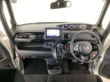 【前方視界】開放的な前方視界!運転がしやすく疲れにくいです♪窓が大きく、見通しがとっても良いおクルマですよ♪