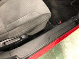 痛みの出やすい運転席シートの角、フロアマット、座面、ともに良好です