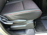 運転席シートリフター!ご自分の好きなシートポジションが取れるので運転が楽しくなりますし疲れにくいです。