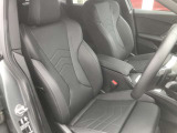 【コックピットシート】BMW車の主役席。車体中央にくる様に配置し車両重心とが一致する事でドライバーと車との一体感あるドライビングを実現。人間工学に基づき形成した形状が長時間のドライブ疲労も軽減します!