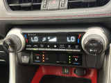 デュアルエアコンとは、運転席と助手席で、個別に温度設定ができる機能です。気温の感じ方は、人それぞれ違うもの。乗る人に優しい機能ですね。