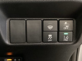 Hondaセンシング用の、VSA(ABS+TCS+横滑り抑制)解除と路外逸脱抑制機能のオンオフスイッチなどはハンドルの右側に装備しています。