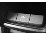 USBオーディオ用ソケットがついていますので携帯電話などを接続すれば音楽等の再生が可能です!