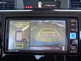 パノラミックビューモニターは、車両の前後左右に搭載した4つのカメラにより、車を真上から見ているような映像を表示させ、運転席から確認しにくい車両周囲の状況を把握できます。