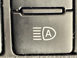 【オートハイビーム(AHB)】フロントウインドウガラス上部に設置された前方カメラにより、前方車両のランプや街路灯などの明るさを判定し、自動的にハイビームとロービームを切り換えてくれます!
