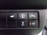 パーキングセンサーや横滑りを防ぐVSA等のスイッチ類は運転席の右側、手の届きやすい位置にあります。