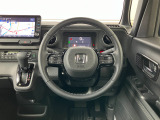ホンダセンシング装着車となっております。衝突軽減ブレーキ、誤発進抑制機能、歩行者事故低減ステアリング、路外逸脱抑制機能、アダプティブクルーズコントロール、車線維持支援システム他、安全運転を幅広く支援。