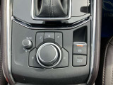 手元には運転姿勢を崩さずに操作していただける、ロータリーコマンダースイッチが装備されております。