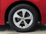 純正のアルミホイール装着車です。タイヤサイズは195/65R15です。