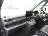 ★助手席周辺★ダッシュボードには豊富な収納BOXがありいつもすっきりとした車内!ほしい場所にちょうど良い収納を備えています。大きなフロントガラスによって見晴らしも良く快適な座り心地となっております